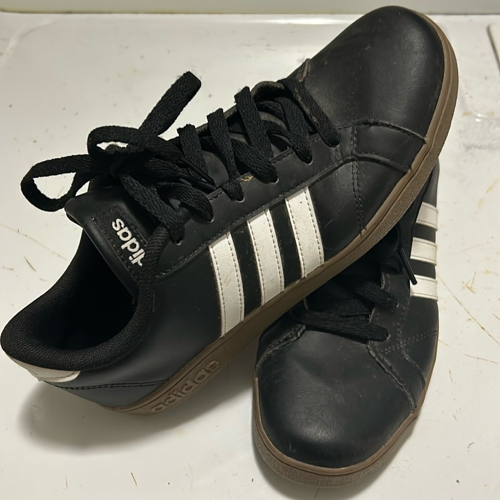 Adidas Classic tie up shoes